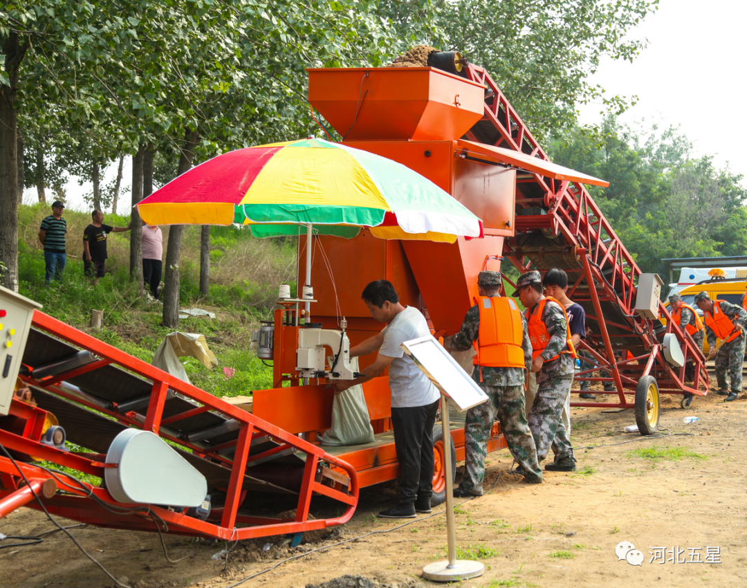 一體式智能型防汛沙袋裝袋機(jī) 一體式智能型防汛沙袋裝袋機(jī)